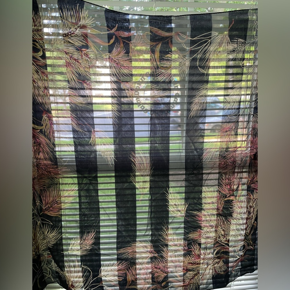 Anne Klein  hand rolled scarf…32*32 inch - Picture 11 of 11